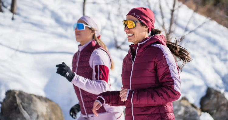 Deux femmes courant en tenue d'hiver.