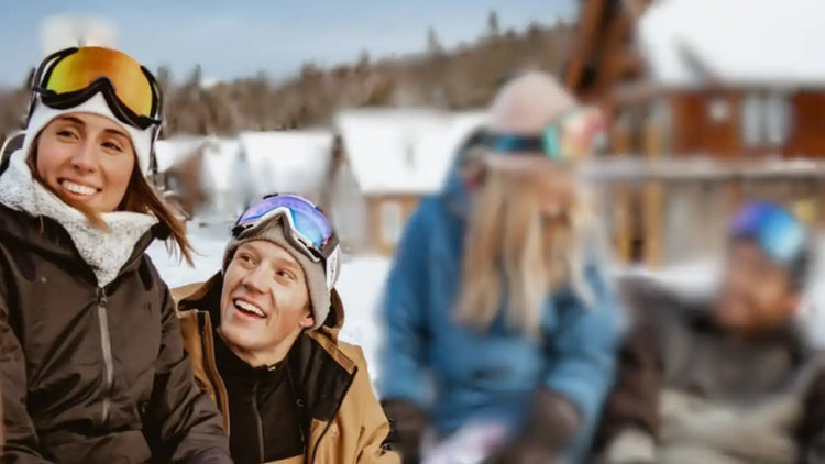 Deux amis portant des lunettes de ski profitant d'une journée d'hiver sur les pistes.