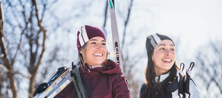 Deux femmes souriantes avec des skis.