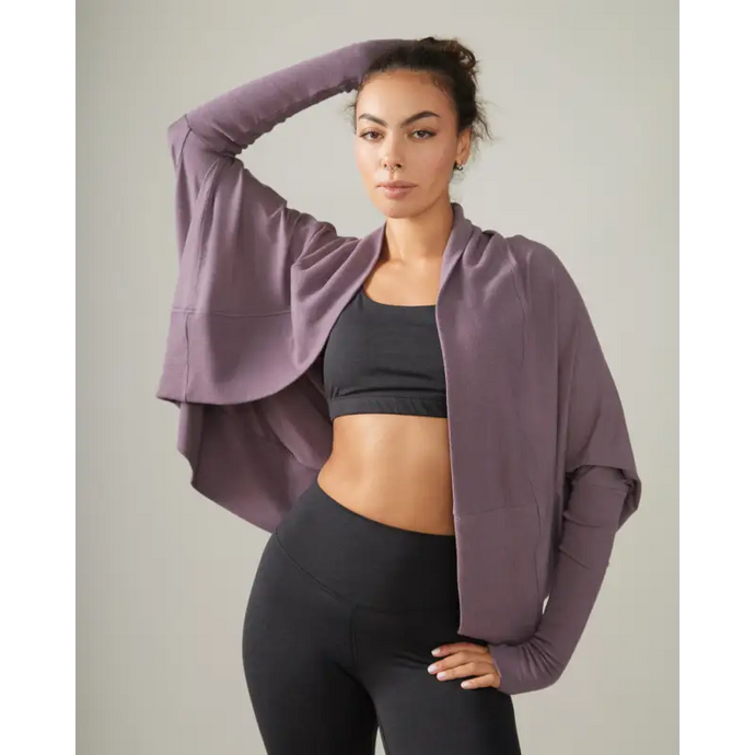 Women wearing the Grateful Shrug by Rose Boreal - Fig / Femme qui porte la veste Gratitude de Rose Boreal - Figue.
