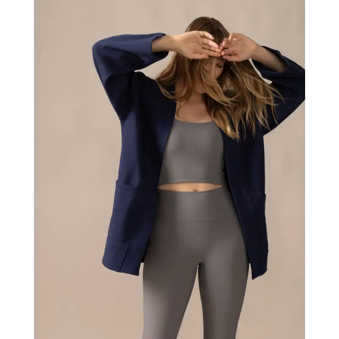 Women wearing the Northwind Cardigan by Rose Boreal - Denim / Femme qui porte le Cardigan vent du nord de Rose Boreal - Denim