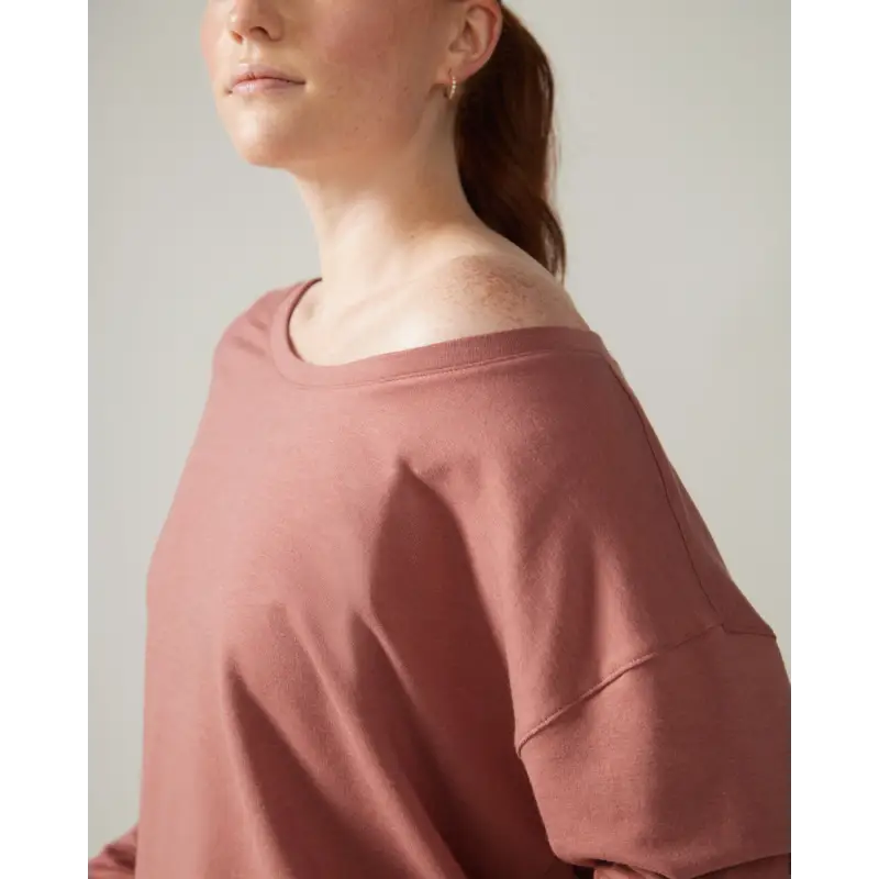 Load image into Gallery viewer, Women wearing the Flashdance Pullover by Rose Boreal - Dahlia. / Femme qui porte le Chandail Flashdance de Rose Boreal - Dahlia.
