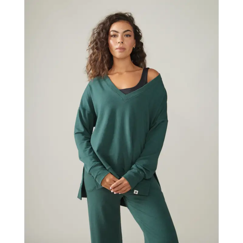 Load image into Gallery viewer, Women wearing the Forillon Sweatshirt by Rose Boreal - Dark Lagoon Over / Femme qui porte le Chandail Forillon de Rose Boreal - Lagon Sombre Over / Dark Lagoon Over
