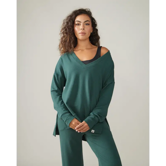 Women wearing the Forillon Sweatshirt by Rose Boreal - Dark Lagoon Over / Femme qui porte le Chandail Forillon de Rose Boreal - Lagon Sombre Over / Dark Lagoon Over