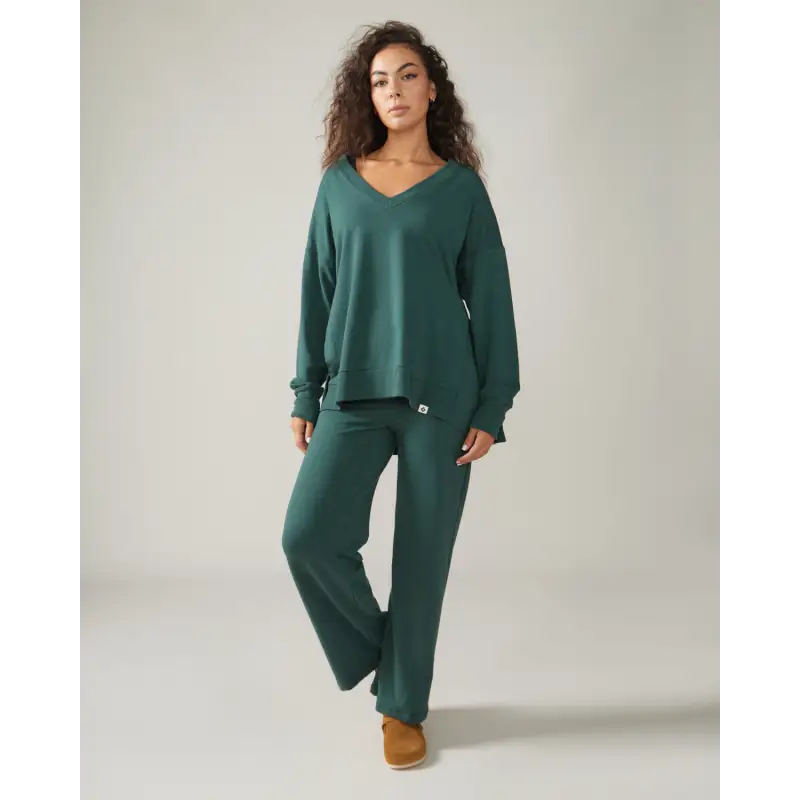 Load image into Gallery viewer, Women wearing the Forillon Sweatshirt by Rose Boreal - Dark Lagoon. / Femme qui porte le Chandail Forillon de Rose Boreal - Lagon Sombre.

