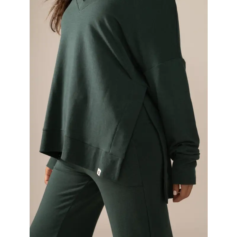 Load image into Gallery viewer, Women wearing the Forillon Sweatshirt by Rose Boreal - Dark Lagoon. / Femme qui porte le Chandail Forillon de Rose Boreal - Lagon Sombre / Dark Lagoon
