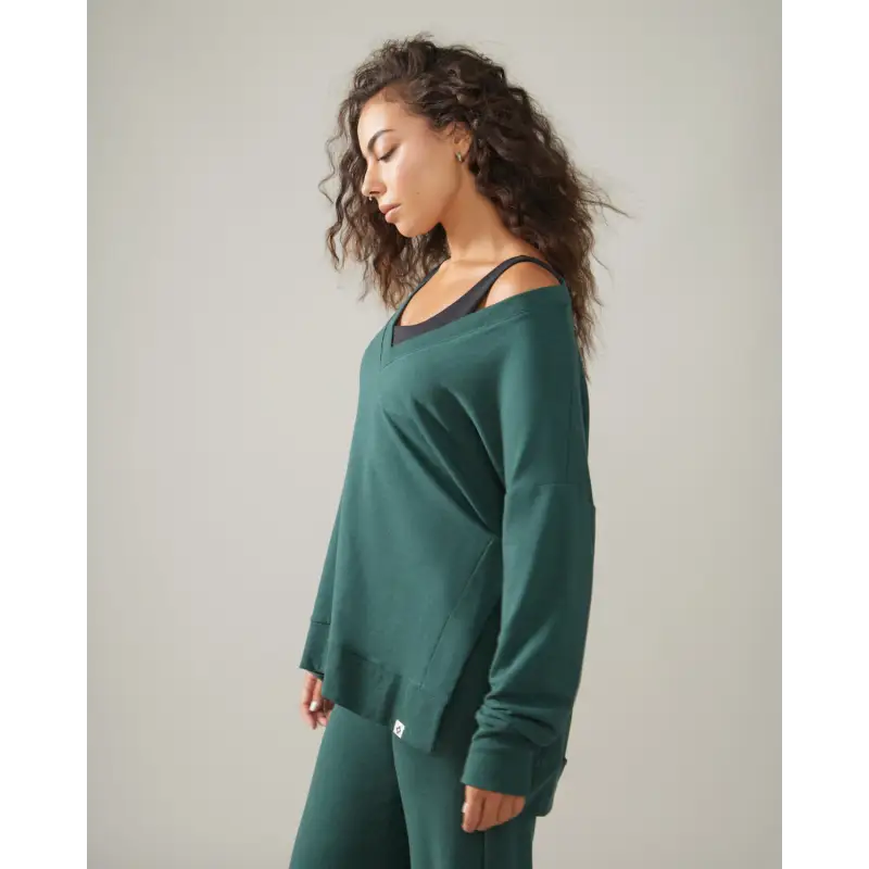 Load image into Gallery viewer, Women wearing the Forillon Sweatshirt by Rose Boreal - Dark Lagoon. / Femme qui porte le Chandail Forillon de Rose Boreal - Lagon Sombre.
