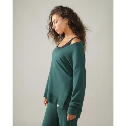 Women wearing the Forillon Sweatshirt by Rose Boreal - Dark Lagoon. / Femme qui porte le Chandail Forillon de Rose Boreal - Lagon Sombre.