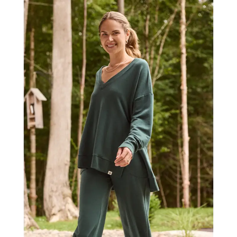 Load image into Gallery viewer, Women wearing the Forillon Sweatshirt by Rose Boreal - Dark Lagoon / Femme qui porte le Chandail Forillon de Rose Boreal - Lagon Sombre
