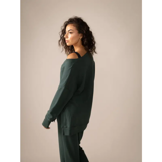 Women wearing the Forillon Sweatshirt by Rose Boreal - Dark Lagoon. / Femme qui porte le Chandail Forillon de Rose Boreal - Lagon Sombre / Dark Lagoon