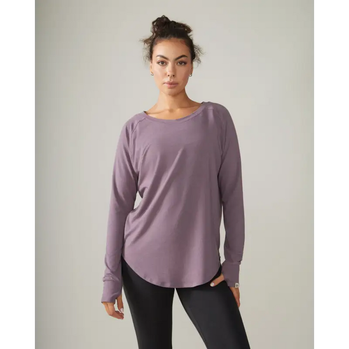 Women wearing the Cozy Long Sleeves by Rose Boreal - Fig / Femme qui porte le Chandail Confo de Rose Boreal - Figue.