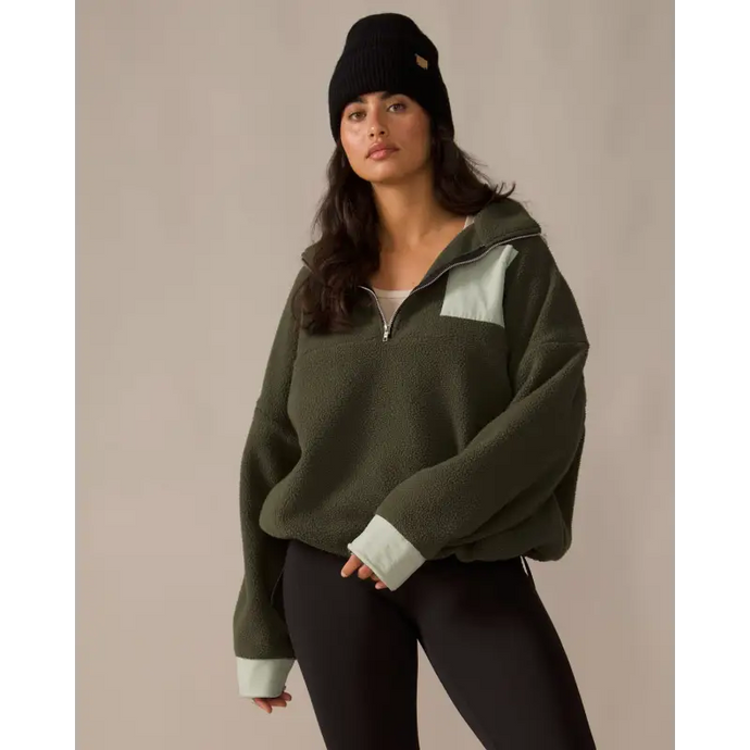 Women wearing the Sutton Polar Fleece Pullover by Rose Boreal - Forest Moss / Femme qui porte le chandail polaire sutton de Rose Boreal - Mousse de forêt