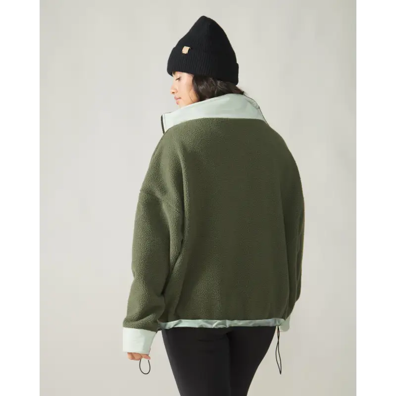 Chargez l&#39;image dans la visionneuse de la galerie, Women wearing the Sutton Polar Fleece Pullover by Rose Boreal - Forest Moss / Femme qui porte le chandail polaire sutton de Rose Boreal - Mousse de forêt
