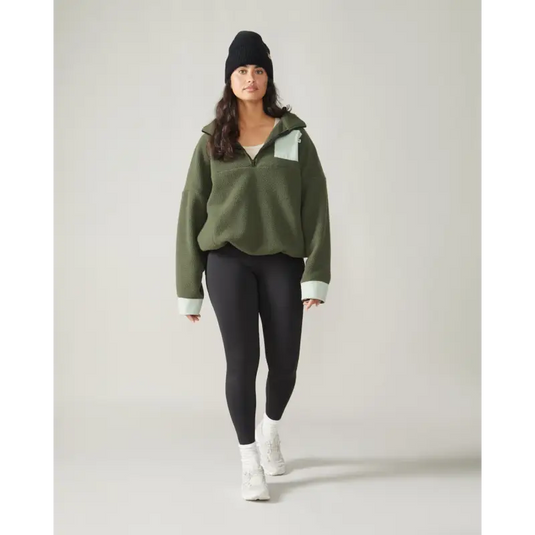Women wearing the Sutton Polar Fleece Pullover by Rose Boreal - Forest Moss / Femme qui porte le chandail polaire sutton de Rose Boreal - Mousse de forêt