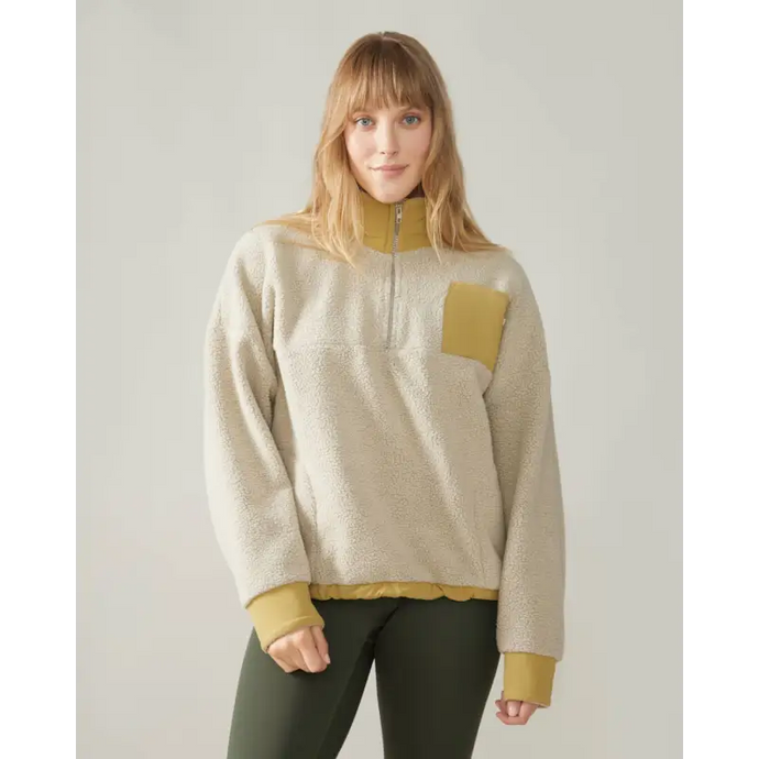 Women wearing the Sutton Polar Fleece Pullover by Rose Boreal - Pearl Oatmeal / Femme qui porte le chandail polaire sutton de Rose Boreal - Avoine perlé