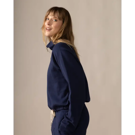 Women wearing the Wayfarer sweatshirt by Rose Boreal - Denim Over / Femme qui porte le Chandail voyageur de Rose Boreal - Denim Over
