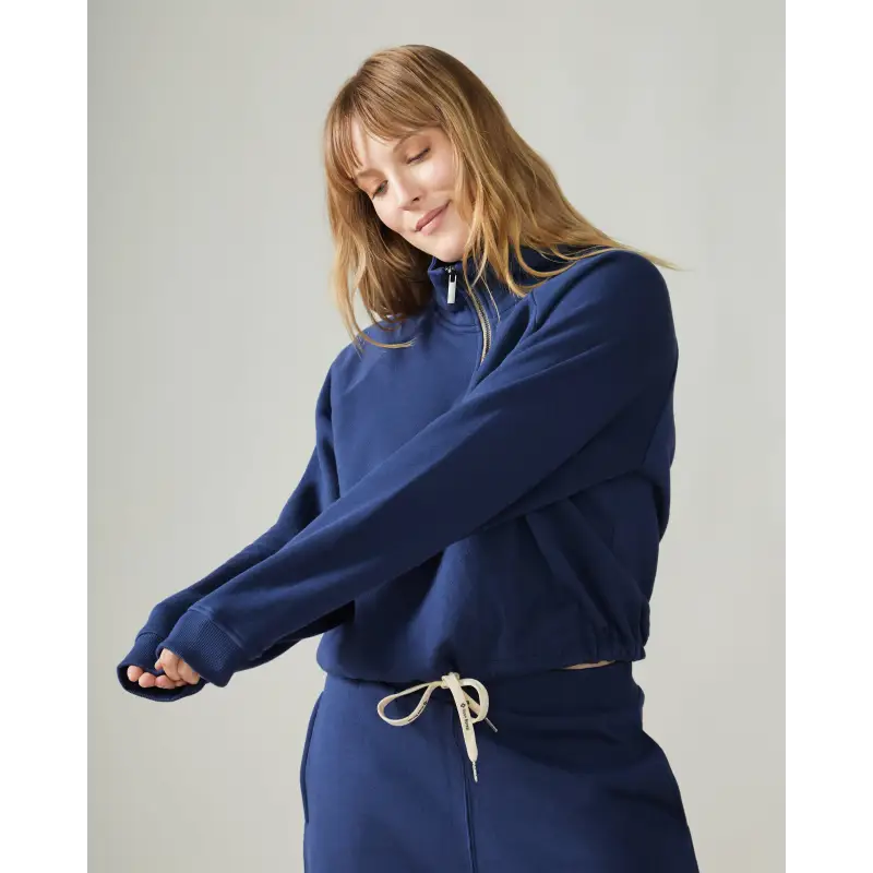 Load image into Gallery viewer, Women wearing the Wayfarer sweatshirt by Rose Boreal - Denim / Femme qui porte le Chandail voyageur de Rose Boreal - Denim.
