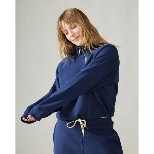 Women wearing the Wayfarer sweatshirt by Rose Boreal - Denim / Femme qui porte le Chandail voyageur de Rose Boreal - Denim.