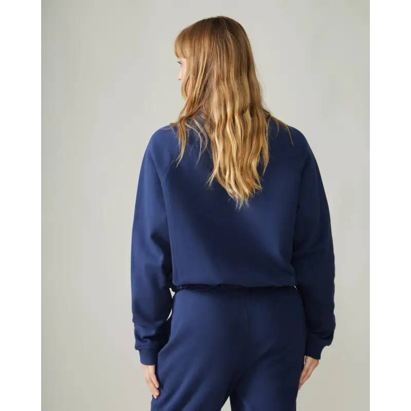 Load image into Gallery viewer, Women wearing the Wayfarer sweatshirt by Rose Boreal - Denim / Femme qui porte le Chandail voyageur de Rose Boreal - Denim.
