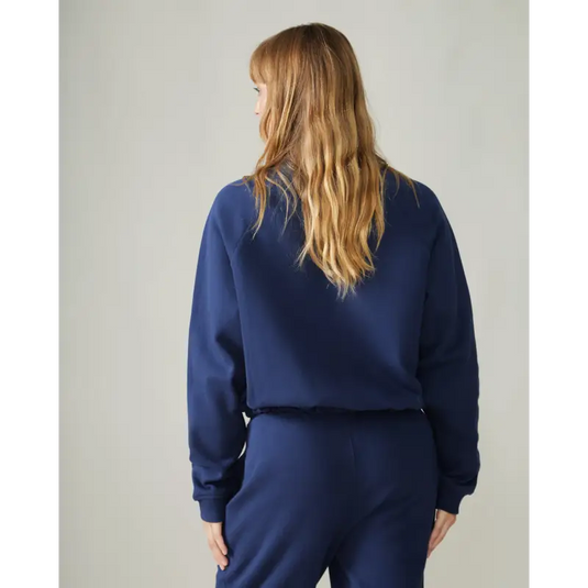 Women wearing the Wayfarer sweatshirt by Rose Boreal - Denim / Femme qui porte le Chandail voyageur de Rose Boreal - Denim.