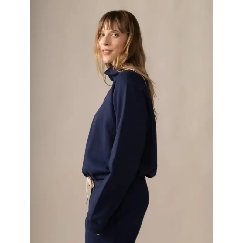 Load image into Gallery viewer, Women wearing the Wayfarer sweatshirt by Rose Boreal - Denim / Femme qui porte le Chandail voyageur de Rose Boreal - Denim.
