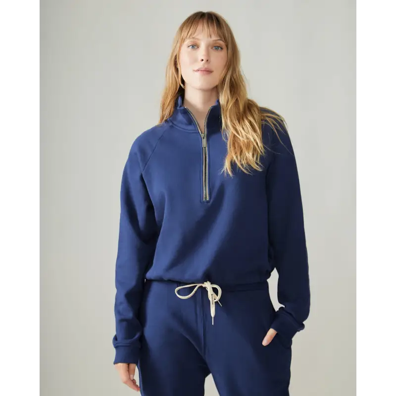 Load image into Gallery viewer, Women wearing the Wayfarer sweatshirt by Rose Boreal - Denim / Femme qui porte le Chandail voyageur de Rose Boreal - Denim.
