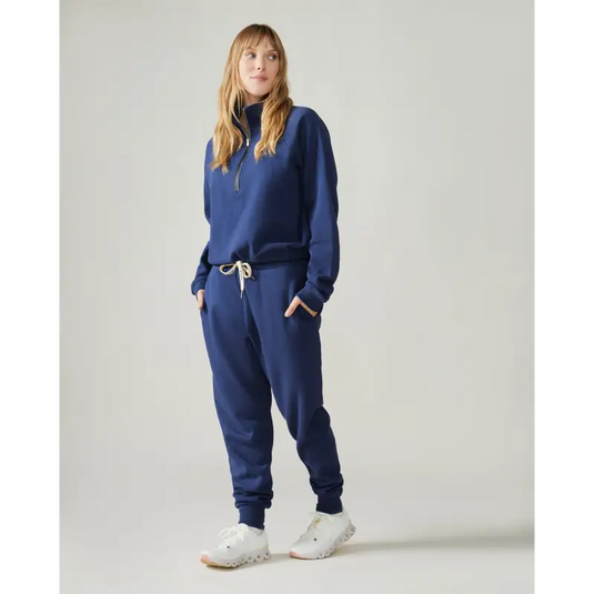 Women wearing the Wayfarer sweatshirt by Rose Boreal - Denim / Femme qui porte le Chandail voyageur de Rose Boreal - Denim.