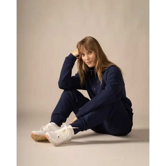 Women wearing the Wayfarer sweatshirt by Rose Boreal - Denim / Femme qui porte le Chandail voyageur de Rose Boreal - Denim.