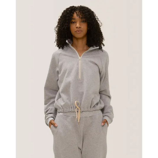 Women wearing the Wayfarer sweatshirt by Rose Boreal - Moon / Femme qui porte le Chandail voyageur de Rose Boreal - Lune.