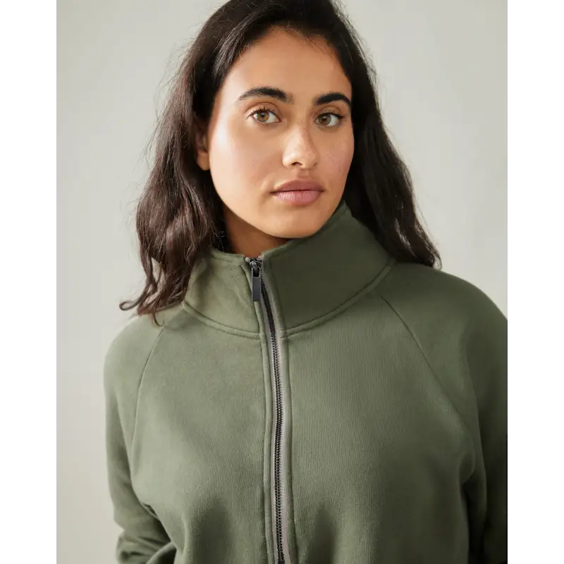 Load image into Gallery viewer, Women wearing the Wayfarer sweatshirt by Rose Boreal - Moss / Femme qui porte le Chandail voyageur de Rose Boreal - Mousse.
