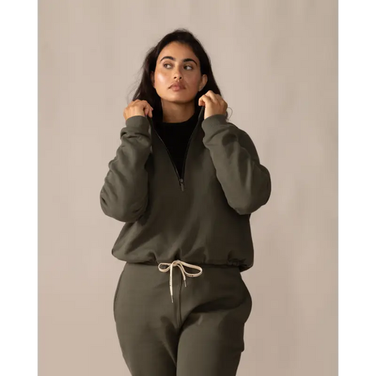 Women wearing the Wayfarer sweatshirt by Rose Boreal - Moss / Femme qui porte le Chandail voyageur de Rose Boreal - Mousse.
