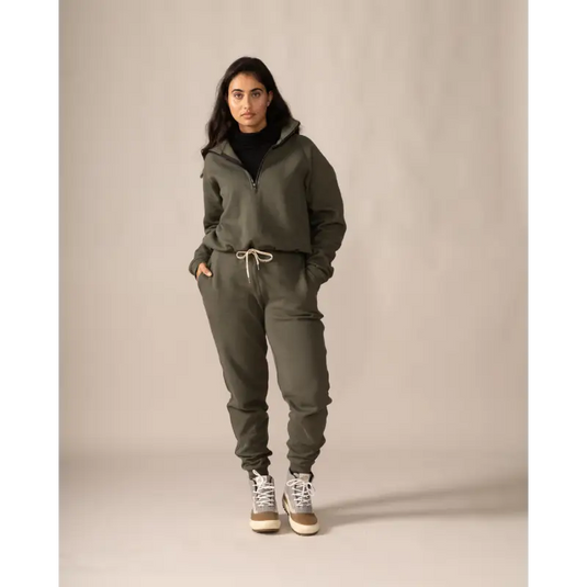 Women wearing the Wayfarer sweatshirt by Rose Boreal - Moss Over / Femme qui porte le Chandail voyageur de Rose Boreal - Mousse Over