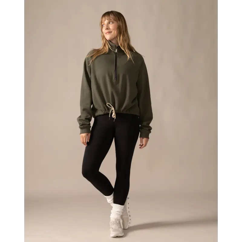 Load image into Gallery viewer, Women wearing the Wayfarer sweatshirt by Rose Boreal - Moss / Femme qui porte le Chandail voyageur de Rose Boreal - Mousse.
