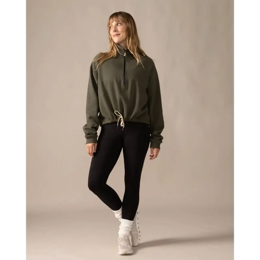 Women wearing the Wayfarer sweatshirt by Rose Boreal - Moss / Femme qui porte le Chandail voyageur de Rose Boreal - Mousse.