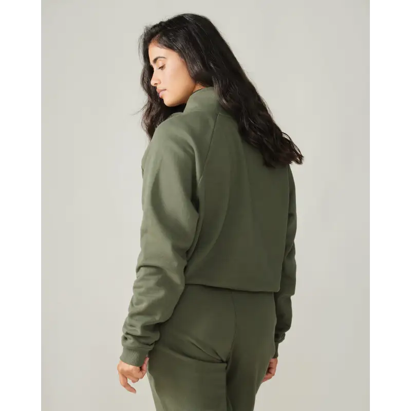 Load image into Gallery viewer, Women wearing the Wayfarer sweatshirt by Rose Boreal - Moss / Femme qui porte le Chandail voyageur de Rose Boreal - Mousse.
