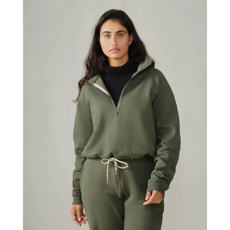 Load image into Gallery viewer, Women wearing the Wayfarer sweatshirt by Rose Boreal - Moss / Femme qui porte le Chandail voyageur de Rose Boreal - Mousse
