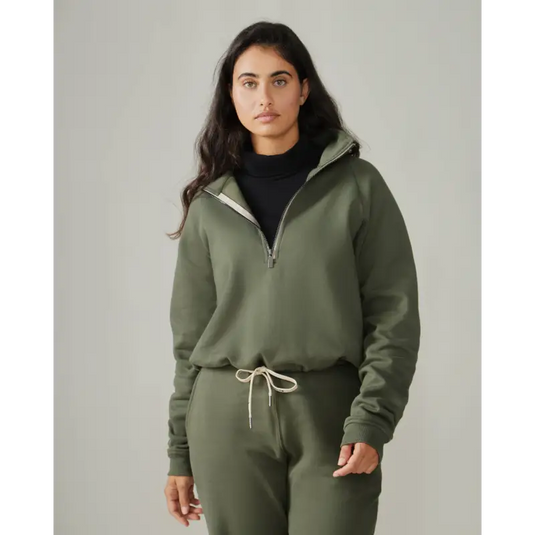 Women wearing the Wayfarer sweatshirt by Rose Boreal - Moss / Femme qui porte le Chandail voyageur de Rose Boreal - Mousse