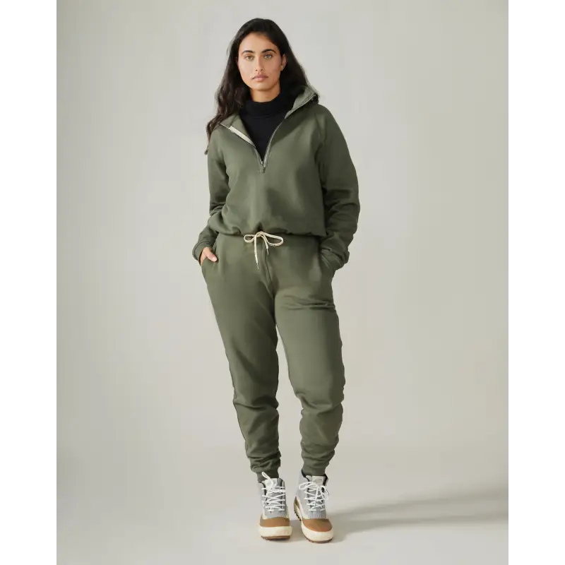 Load image into Gallery viewer, Women wearing the Wayfarer sweatshirt by Rose Boreal - Moss / Femme qui porte le Chandail voyageur de Rose Boreal - Mousse.
