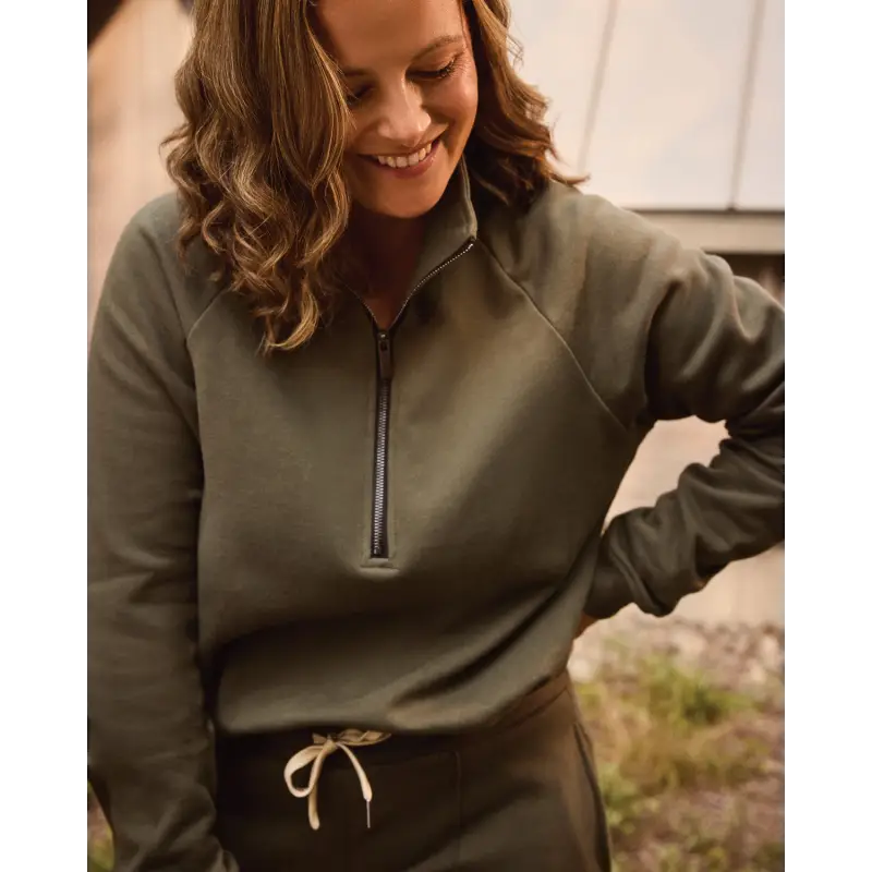 Load image into Gallery viewer, Women wearing the Wayfarer sweatshirt by Rose Boreal - Moss / Femme qui porte le Chandail voyageur de Rose Boreal - Mousse.
