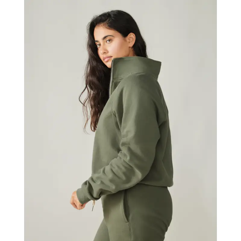 Load image into Gallery viewer, Women wearing the Wayfarer sweatshirt by Rose Boreal - Moss / Femme qui porte le Chandail voyageur de Rose Boreal - Mousse.
