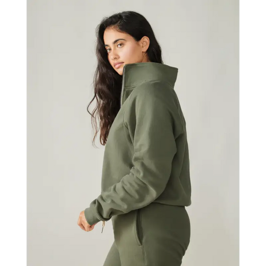 Women wearing the Wayfarer sweatshirt by Rose Boreal - Moss / Femme qui porte le Chandail voyageur de Rose Boreal - Mousse.