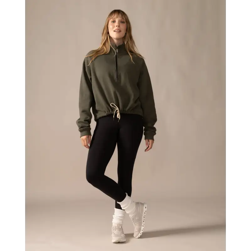 Load image into Gallery viewer, Women wearing the Wayfarer sweatshirt by Rose Boreal - Moss / Femme qui porte le Chandail voyageur de Rose Boreal - Mousse.
