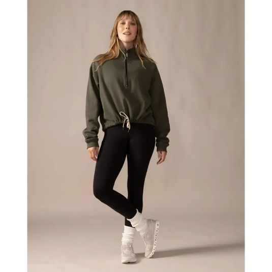 Women wearing the Wayfarer sweatshirt by Rose Boreal - Moss / Femme qui porte le Chandail voyageur de Rose Boreal - Mousse.