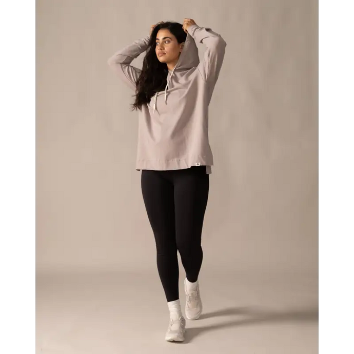 Women wearing the Chill Out Hoodie by Rose Boreal - Atmosphere / Femme qui porte le Chandail à capuche trop relax de Rose Boreal - Atmosphère