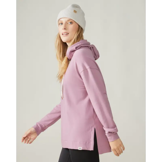 Women wearing the Chill Out Hoodie by Rose Boreal - Nostalgia / Femme qui porte le Chandail à capuche trop relax de Rose Boreal - Nostalgie