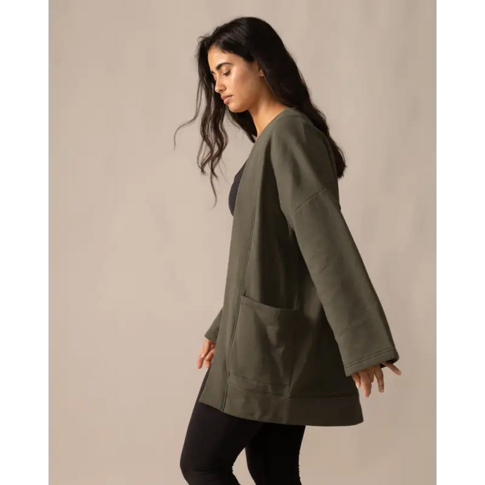 Women wearing the Northwind Cardigan by Rose Boreal - Moss / Femme qui porte le Cardigan vent du nord de Rose Boreal - Mousse