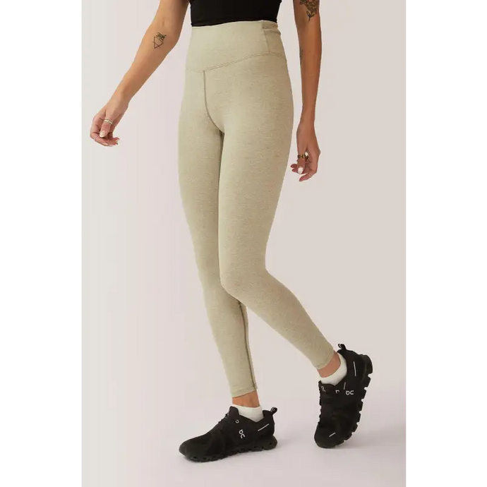 Femme qui porte les leggings taille-haute Buttery Soft BFF de Rose Boreal./ Womean wearing the Buttery Soft BFF High-Rise Legging from Rose Boreal. -Celery / Céleri