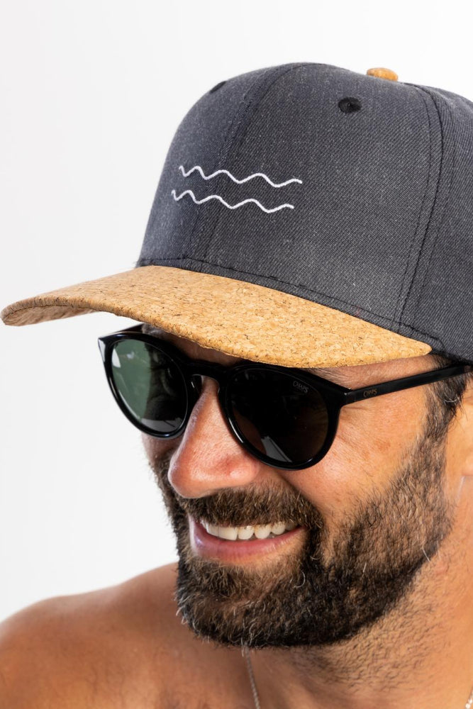 Chargez l&#39;image dans la visionneuse de la galerie, Casquette Shack avec visière de liège - vagues
