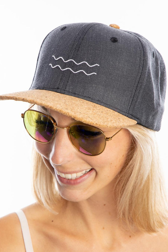 Chargez l&#39;image dans la visionneuse de la galerie, Casquette Shack avec visière de liège - vagues
